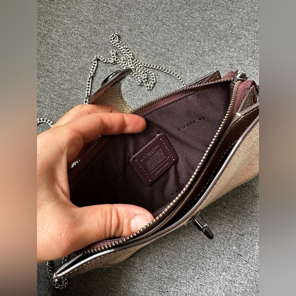 Coach Metallic Turnlock Crossbody Platinum Bronze
Chain Clutch/wallet NEW $175 - Picture 5 of 12